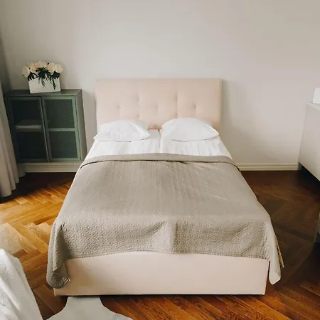 아파트 Dream - Stylish With French Balcony